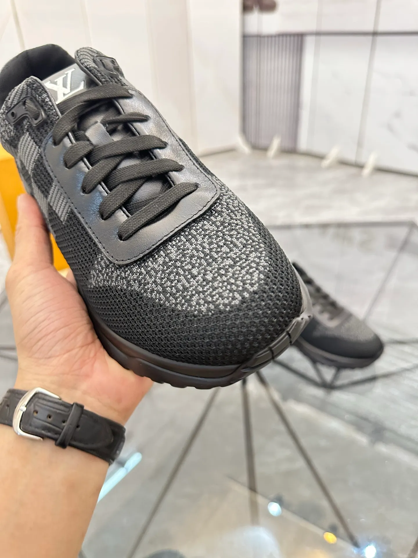 Men's shoes for sale💰: 💰P560¥ High-end quality Product trademark: LV* "Louis Vuitton*" low-top sneakers Regular size: 38-44 (can be customized to 45.46.) Product materials: imported breathable fly knit upper, breathable lining, original raw rubber translucent combination outsole. Number: 2068